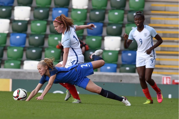 Dechilly et les Bleuettes chutent face à l'Angleterre (photos : IrishFA)