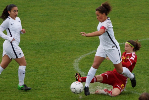 Khezami évite le tacle de De Groote (photo Sébastien Duret) Khezami évite le tacle de De Groote (photo Sébastien Duret)