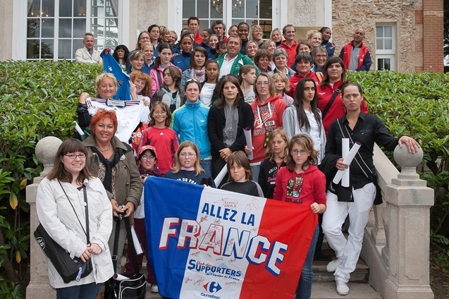 Les Elles des Bleus devant le château de Clairefontaine (photo : Eric Baledent/Le Moustic Production) Les Elles des Bleus devant le château de Clairefontaine (photo : Eric Baledent/Le Moustic Production)