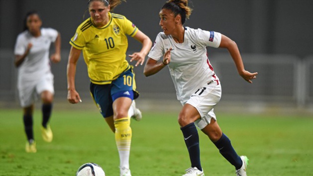 Sakina Karchaoui (France) et Linda Hallin (Suède) (photo UEFA) Sakina Karchaoui (France) et Linda Hallin (Suède) (photo UEFA)