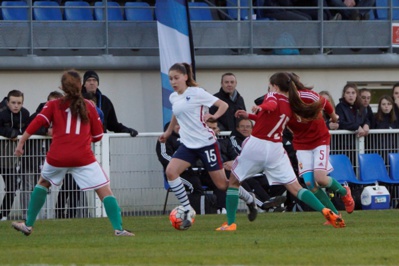 Rueda se faufile entre les Hongroises (photo Sébastien Duret) Rueda se faufile entre les Hongroises (photo Sébastien Duret)