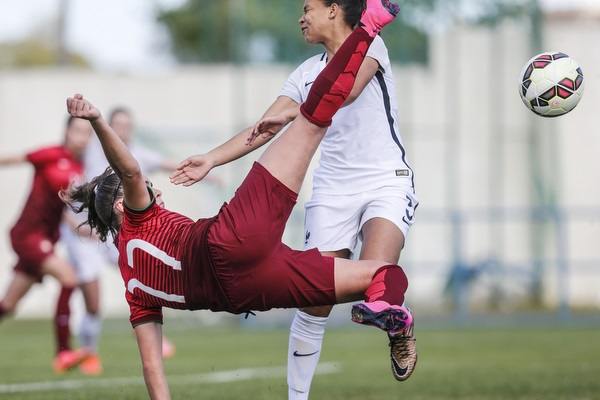 Caroline Ferreira tente un ciseau devant Greboval (photo FPF)