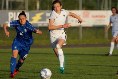 Laurène Martin déborde devant Anita Coda (photo Sébastien Duret)