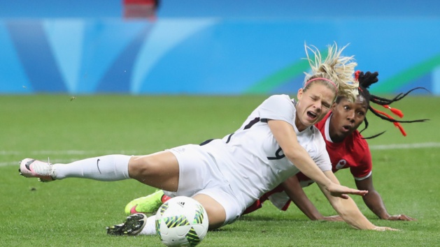 Le Sommer aurait pu obtenir un penalty sur ce tacle de Buchanan (photo FIFA.com) Le Sommer aurait pu obtenir un penalty sur ce tacle de Buchanan (photo FIFA.com)