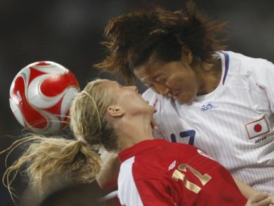 Les Japonaises assomment les Norvégiennes déjà qualifiées (photo: Reuters) Les Japonaises assomment les Norvégiennes déjà qualifiées (photo: Reuters)