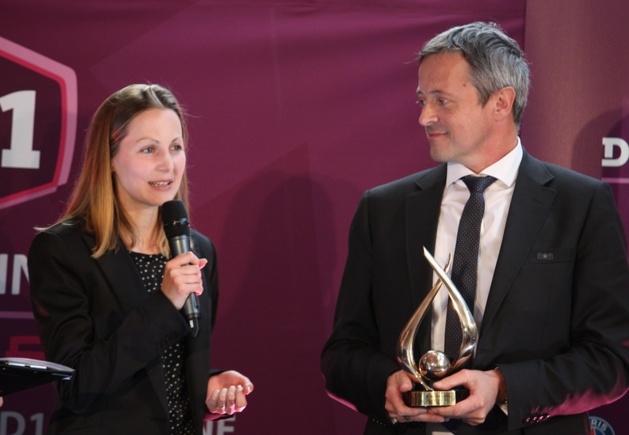 Florence Guillemin lors de la remise de son trophée en mai dernier, avec Alain Sars (photo Sébastien Duret)