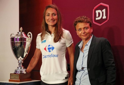 Thiney et sa présidente avec le trophée du championnat (photo Aurélien Durand/FFF)