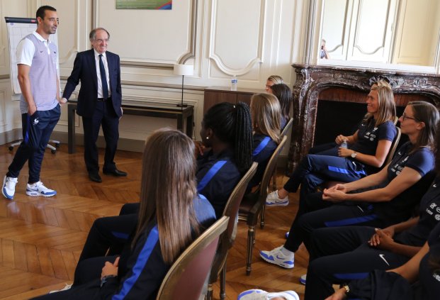 Echouafni aux côtés des joueuses au Château de Clairefontaine ce mardi midi (photo Antonio Mesa/FFF.fr)