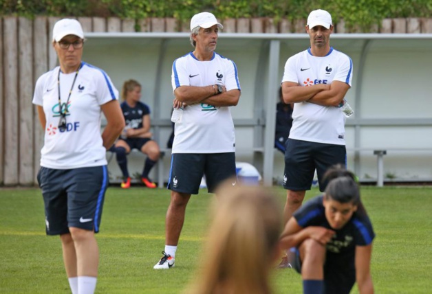 Olivier Echouafni, à droite, aux côtés de Bruno Valencony, en charge des gardiennes et de son adjointe Cécile Locatelli, à gauche (photo Antonio Mesa/FFF.fr)