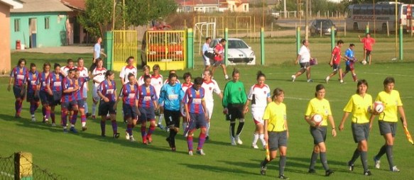 L'entrée des joueuses lors de Levante - Shkiponjat