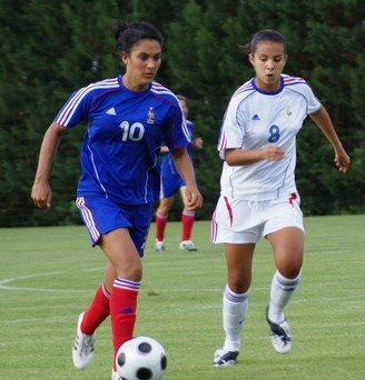 Alix Faye Chellali, à droite, aux côtés de Louisa Necib (photo : S. Lebeau)