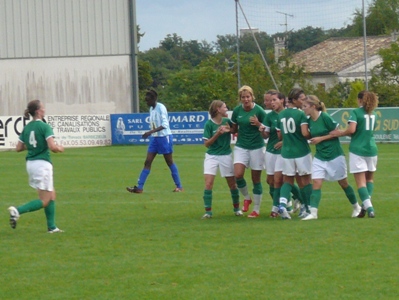 La joie des Héninoises après l'ouverture du score (photo : Hénin)