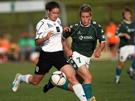 Nina Burger (à gauche) réussit un quadruplé pour le dernier match