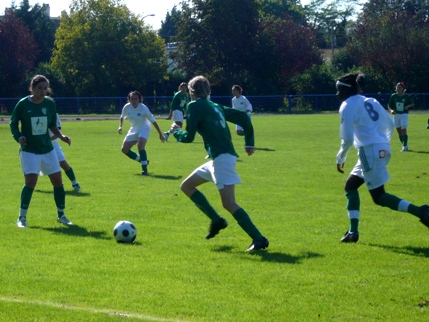 Les Héninoises avec Crammer, à gauche, et Bultel, de dos (photo : fcfhenin)