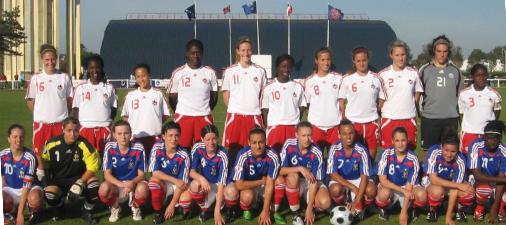 Les équipes françaises et canadiennes lors de la première confrontation Les équipes françaises et canadiennes lors de la première confrontation