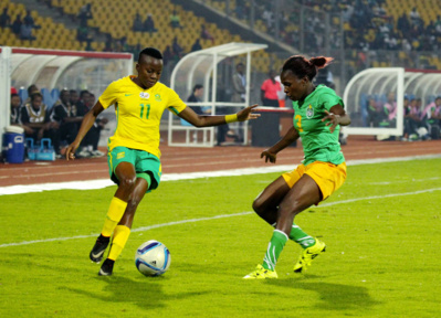 Kgatlana, à gauche, face à la Zimbabwéenne Makoto (photo CAF) Kgatlana, à gauche, face à la Zimbabwéenne Makoto (photo CAF)