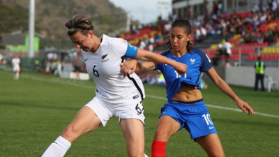 Matéo face à la capitaine néo-zélandaise Moore (photo FIFA.com) Matéo face à la capitaine néo-zélandaise Moore (photo FIFA.com)