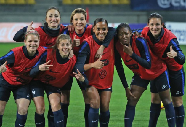 Les Françaises décontractées sur la pelouse du Mans (photo A.Mesa/FFF.fr)
