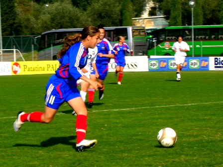 Tatiana Solanet déborde sur son côté droit Tatiana Solanet déborde sur son côté droit