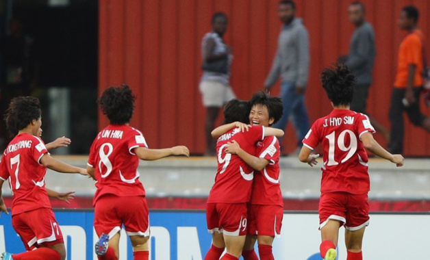 Ri Hyang Sim félicitée après son but victorieux (photo FIFA.com)
