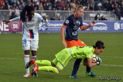 Bouhaddi intervient devant Dekker Bouhaddi intervient devant Dekker