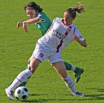 Abily en duel avec Perrot (photo : Van Gol)