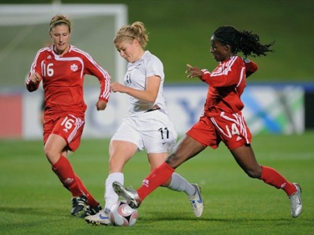 White (n°11 blanche) et Lamarre (n°14 canadienne) (foto-net/fifa.com) White (n°11 blanche) et Lamarre (n°14 canadienne) (foto-net/fifa.com)