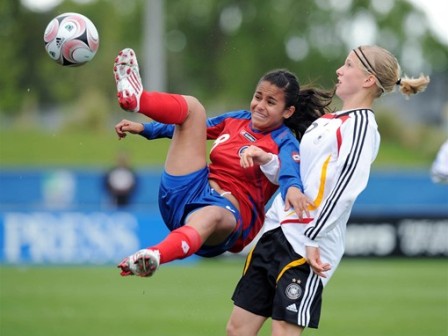 Les Costa-Ricaines chutent lourdement face à l'Allemagne (foto-net/fifa.com) Les Costa-Ricaines chutent lourdement face à l'Allemagne (foto-net/fifa.com)
