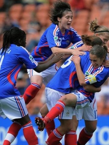 La joie des Tricolores après le but de Poulain (foto-net/fifa.com) La joie des Tricolores après le but de Poulain (foto-net/fifa.com)