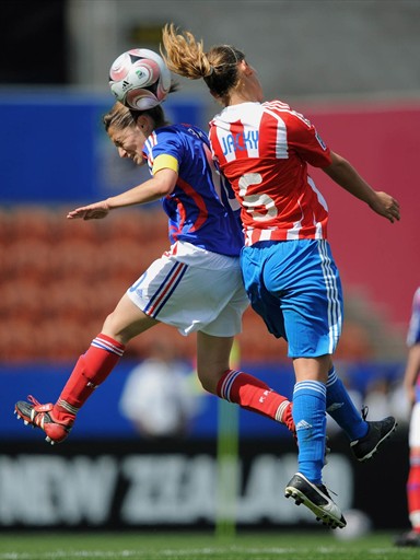 Duel de têtes entre Barbance et Jacky Gonzalez (foto-net/fifa.com)