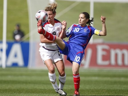 Solène Barbance et la frappe tombent de haut (foto-net/fifa.com) Solène Barbance et la frappe tombent de haut (foto-net/fifa.com)