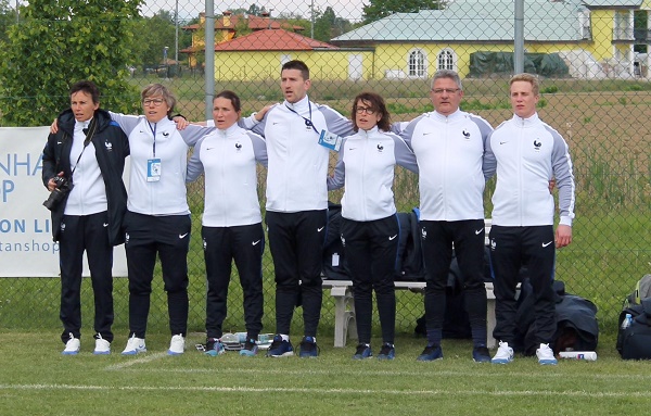 Le staff des U16 pendant l'hymne national (photo Sébastien Duret)