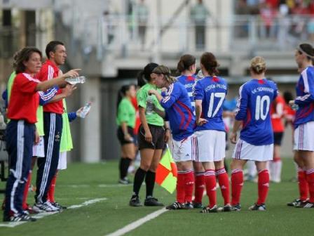 Stéphane Pilard et les joueuses lors de Chili - France Stéphane Pilard et les joueuses lors de Chili - France