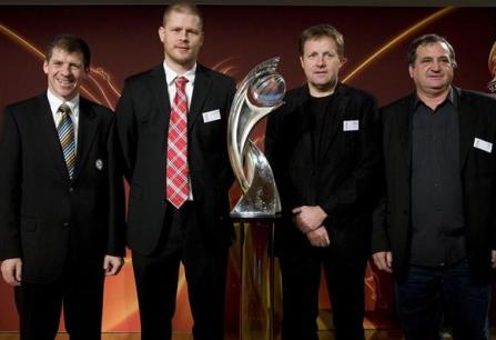 Les représentants du groupe B : Willi Hink (Allemagne) et les sélectionneurs islandais, norvégien et français (photo : uefa.com) Les représentants du groupe B : Willi Hink (Allemagne) et les sélectionneurs islandais, norvégien et français (photo : uefa.com)