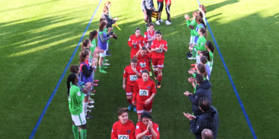 Haie d'honneur pour les joueuses de Rousset (actufoot13) Haie d'honneur pour les joueuses de Rousset (actufoot13)