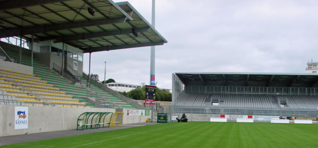 La tribune d'honneur à gauche (photo VOC) La tribune d'honneur à gauche (photo VOC)