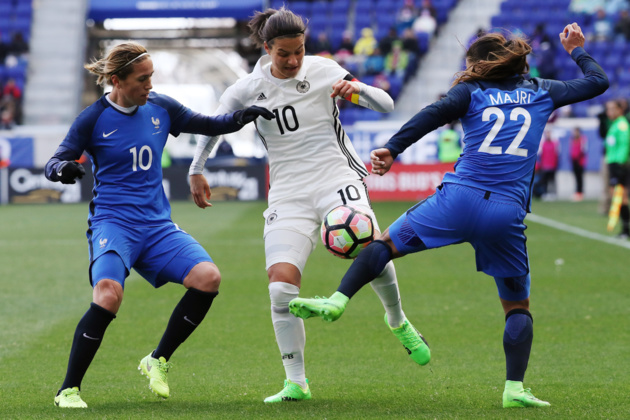 Duel de Lyonnaises avec Abily, Marozsan et Majri (photo AFP) Duel de Lyonnaises avec Abily, Marozsan et Majri (photo AFP)