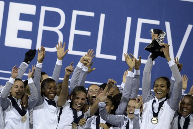 Renard soulève le trophée (photo AFP)