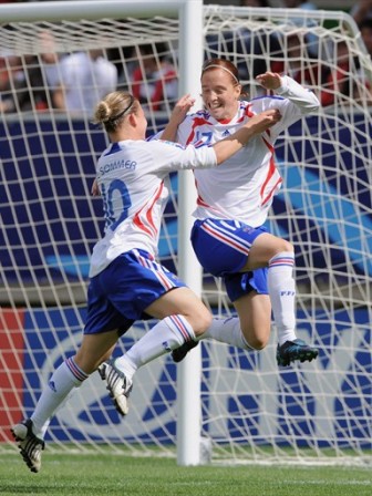 La joie française lors de l'ouverture du score (foto-net) La joie française lors de l'ouverture du score (foto-net)