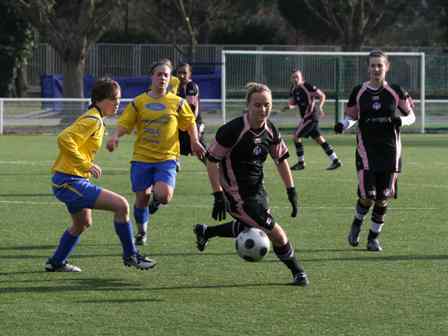 Fanny Tenret a posé beaucoup de problèmes à l'équipe de Sonia Haziraj (photo : P. Charbit) Fanny Tenret a posé beaucoup de problèmes à l'équipe de Sonia Haziraj (photo : P. Charbit)