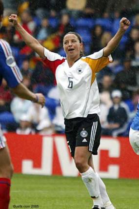 Inka Grins a inscrit 4 buts en phase finale en 2005 (uefa.com)