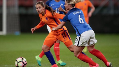 Martens et Henry, auteur d'une grosse prestation en milieu de terrain (photo KNVB) Martens et Henry, auteur d'une grosse prestation en milieu de terrain (photo KNVB)