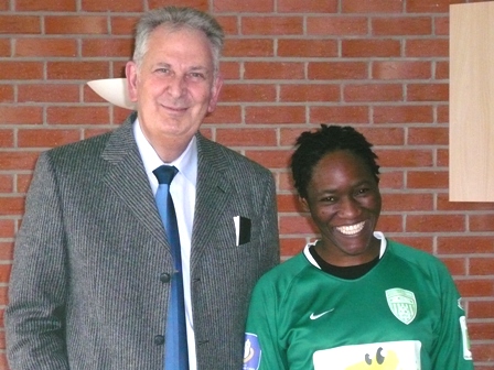 La Camerounaise Mbah avec le présitdent héninois Michel Houvenaeghel (photo : Eric Duchateau) La Camerounaise Mbah avec le présitdent héninois Michel Houvenaeghel (photo : Eric Duchateau)