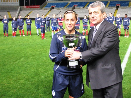 Fara Williams reçoit le trophée (photo : S. Duret) Fara Williams reçoit le trophée (photo : S. Duret)