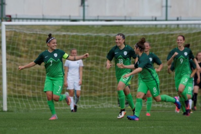 La joie de la buteuse Makovec, à gauche La joie de la buteuse Makovec, à gauche