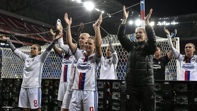 Les Lyonnaises fêtent la qualification avec leur public (photo UEFA.com)