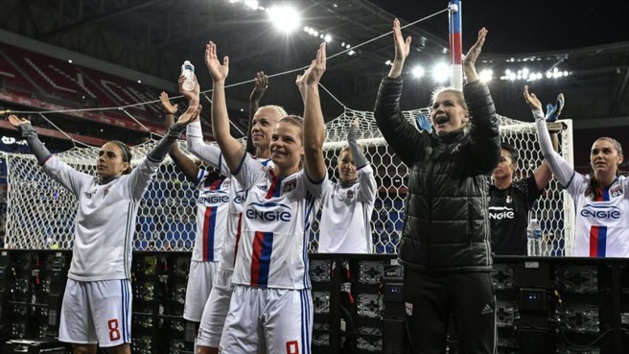 Les Lyonnaises fêtent la qualification avec leur public (photo UEFA.com) Les Lyonnaises fêtent la qualification avec leur public (photo UEFA.com)