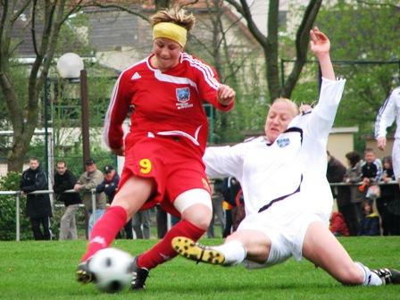 Hélène Plu passe Nelly Guilbert (photo : S. Duret)