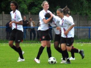 Katia congratulée après son but (photo : Eric Duchateau) Katia congratulée après son but (photo : Eric Duchateau)