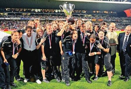 Les Lyonnaises ont reçu le trophée à Gerland (photo : LP)